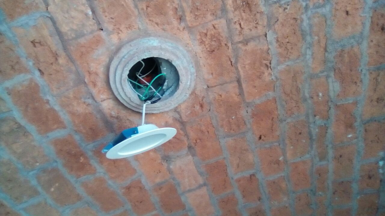 Convierten 'Túnel del beso' en baño público