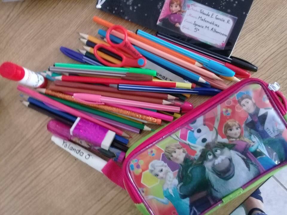 Parte de los muchos útiles que este año reunió para su ex alumna 