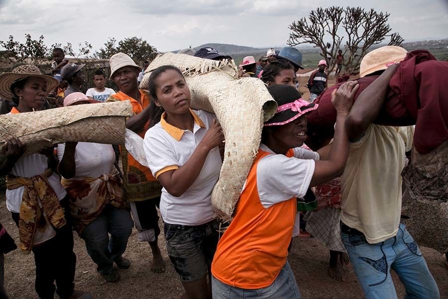 La temporada del ritual funerario 'famadihana' ha coincidido con el mayor brote de peste bubónica y neumónica que ha sufrido Madagascar en los últimos años, por lo cual las autoridades de la isla africana temen que la exhumación de cadáveres conduzca a una propagación aún mayor de esta enfermedad mortal, informa AFP.  Durante el 'famadihana' los familiares sacan a sus difuntos de las tumbas, los envuelven en un nuevo sudario, los levantan en brazos y bailan alrededor de la tumba acompañados por música en vi