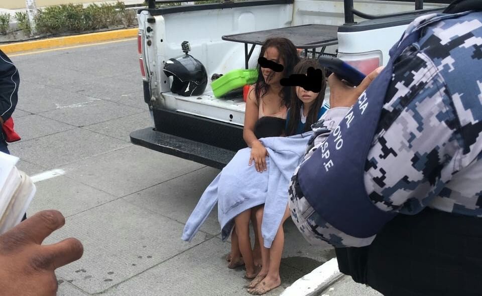 Arrestan a mujer por intentar ahogar a sus hijos en la playa