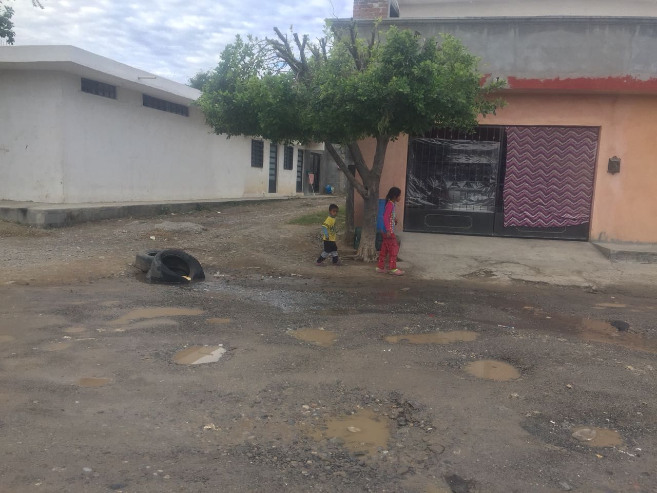 Cumple fuga 3 semanas y la señalan con llantas 
