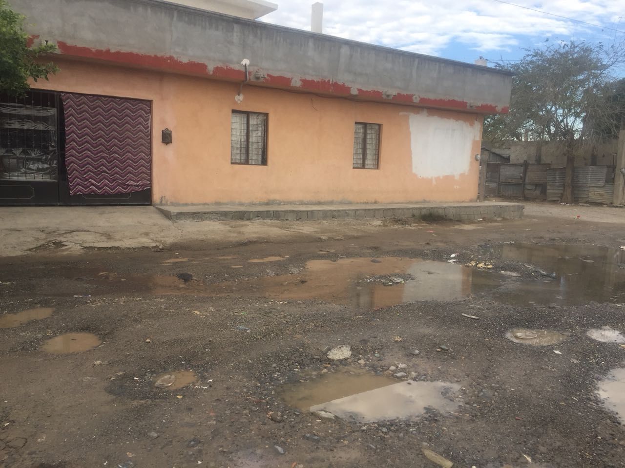 Cumple fuga 3 semanas y la señalan con llantas 