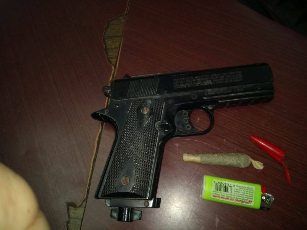 Armas falsas, herramientas del delito