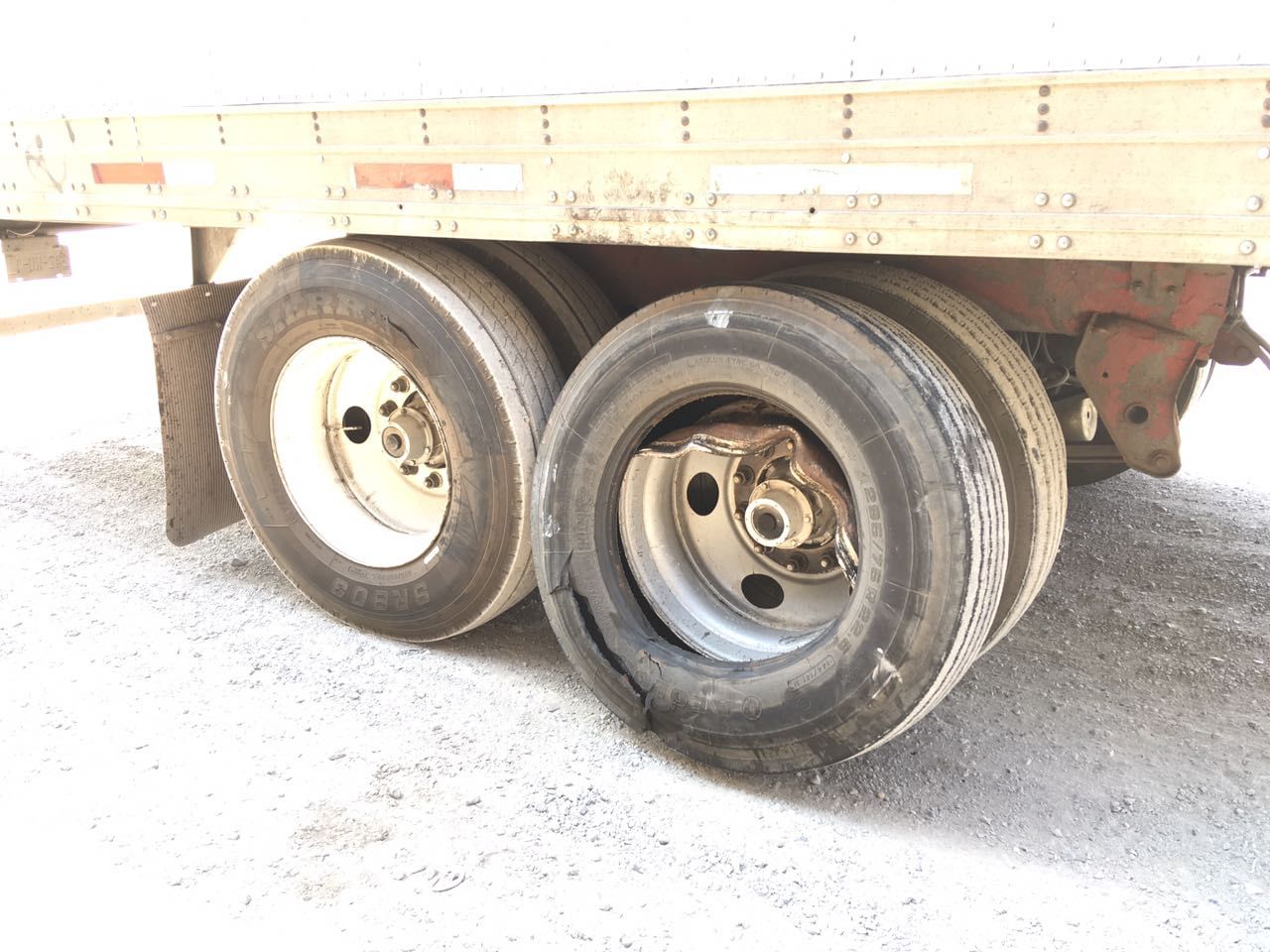 Pega de lado a plataforma de tráiler