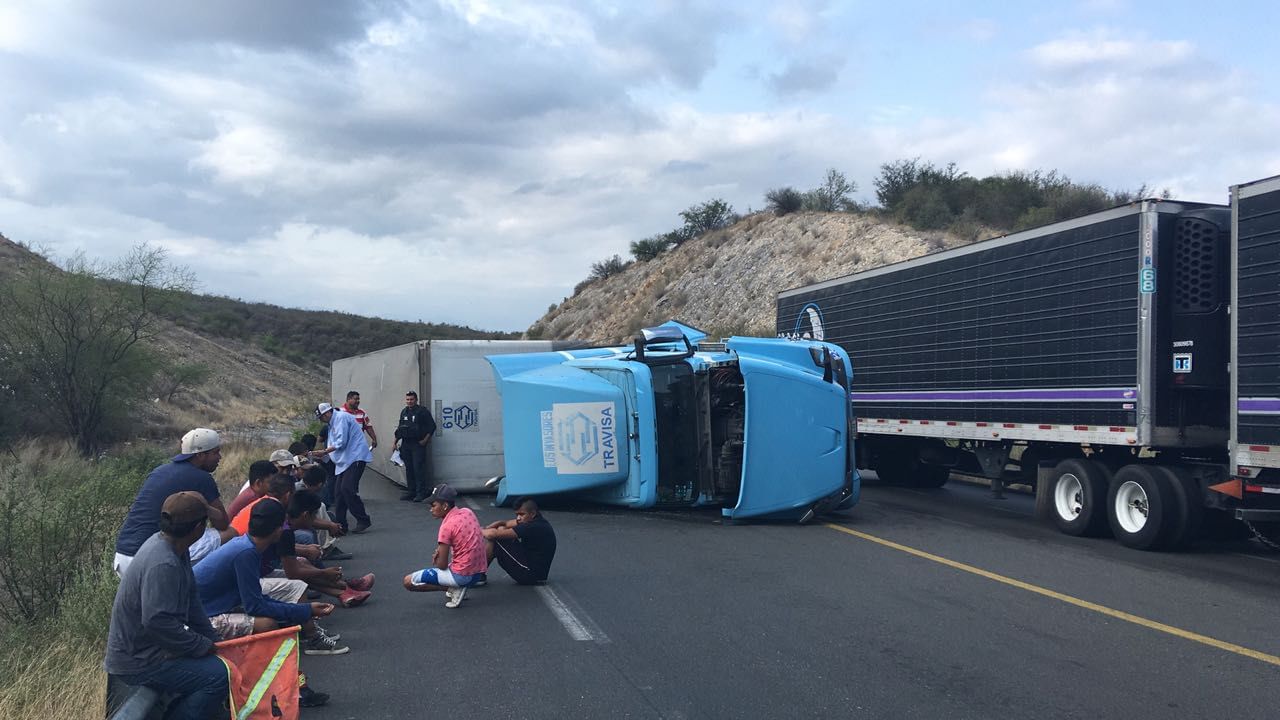 Vuelca con triplay en la Rumbo Nuevo