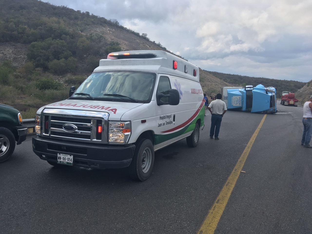 Vuelca con triplay en la Rumbo Nuevo