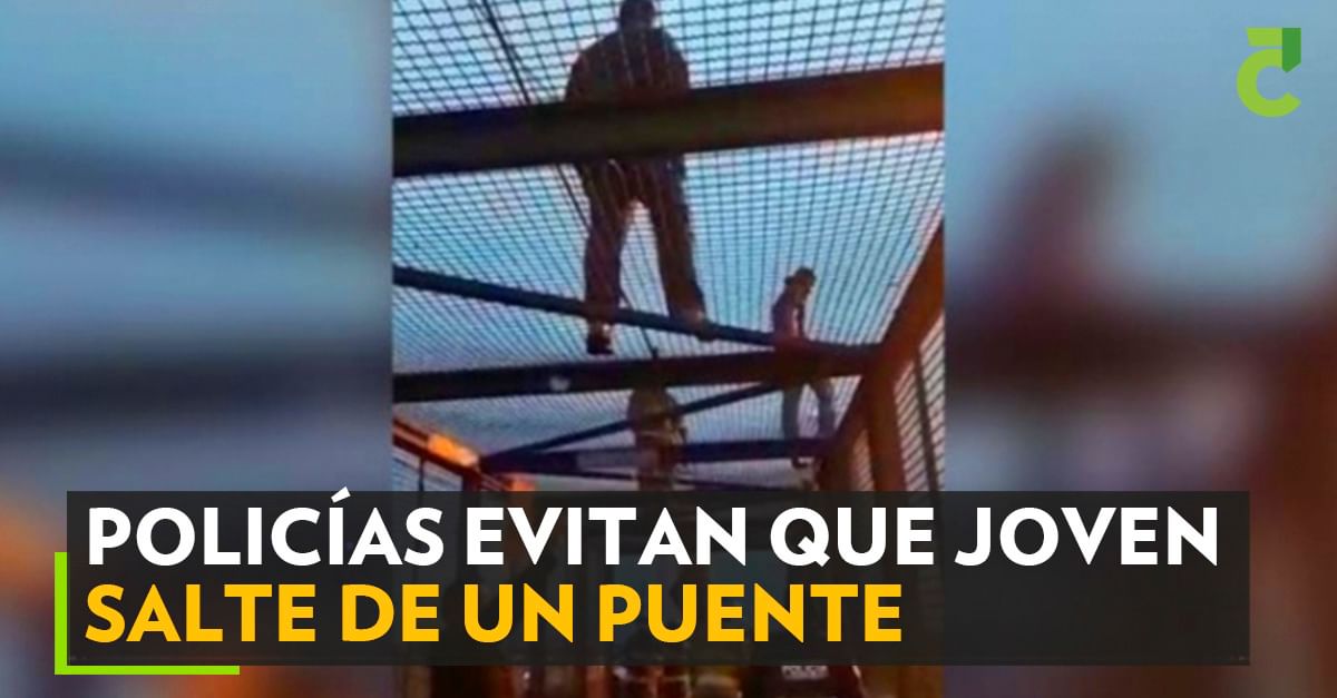 Policías evitan que joven salte de un puente