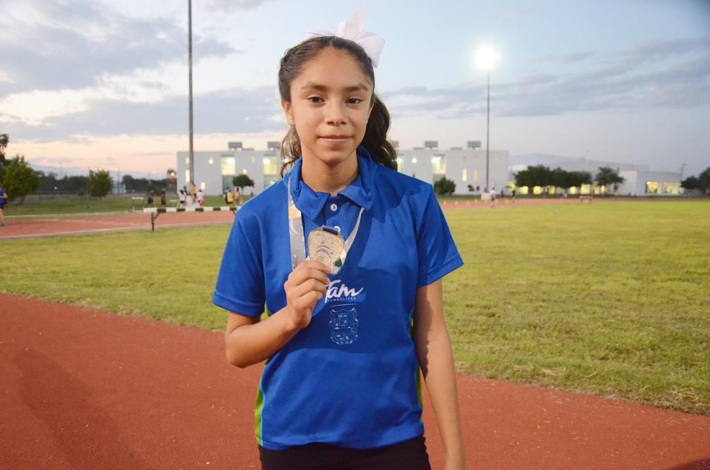 Angie Pérez Rodríguez con la medalla de Oro que ganó en los Juegos Nacionales Escolares 2018 de Nayarit.