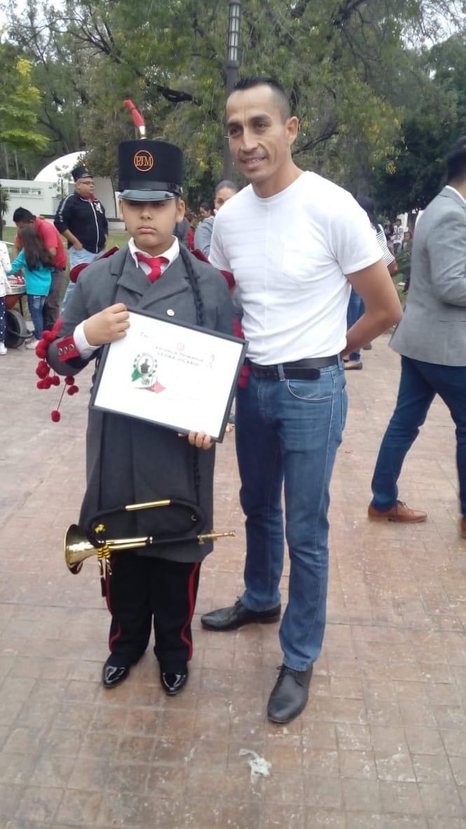 Junto a su maestro Melchor Flores ha ganado concursos estatales.