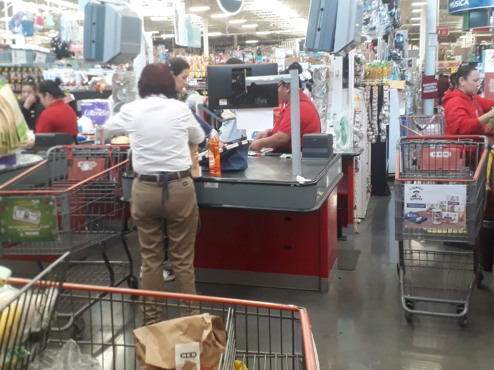 “Hasta más propina nos dan” Paqueteros de HEB