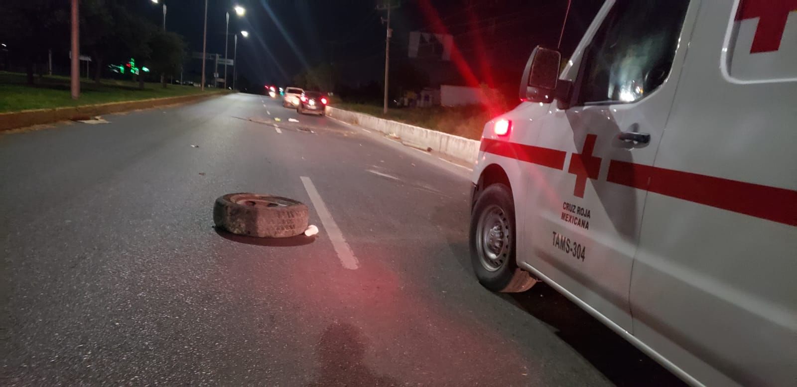 Conductor ebrio vuelca camioneta y cae a dren pluvial
