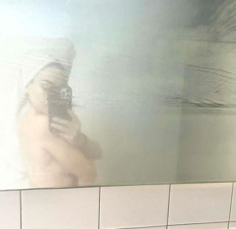 ana-brenda-contreras-sexy-foto-desde-su-baño