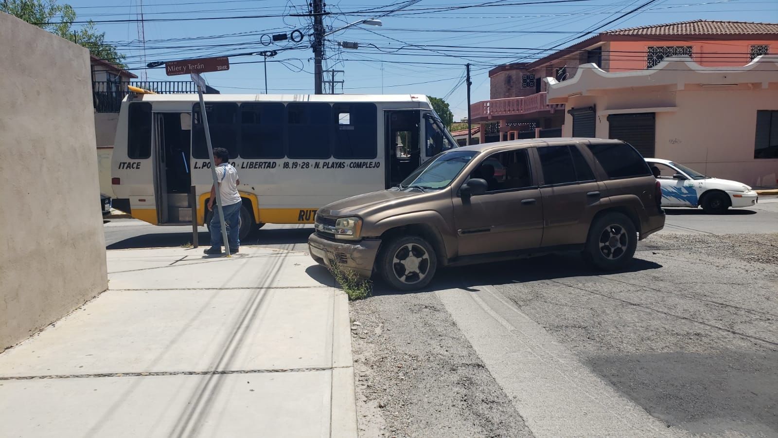 Camioneta choca contra micro en el 19 Matamoros