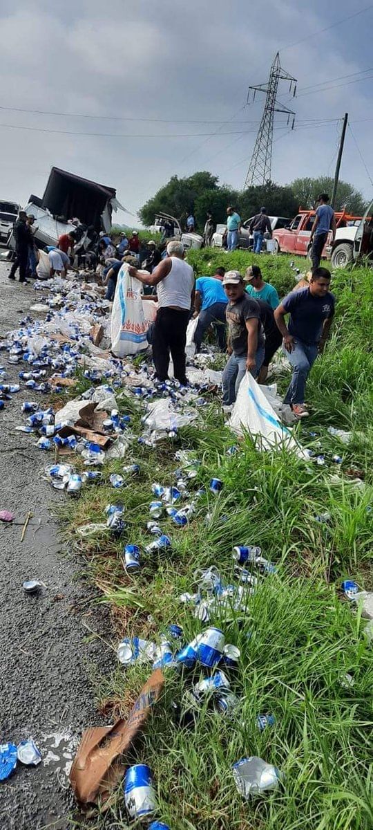 Hacen rapiña de “cheve” tras volcar tráiler