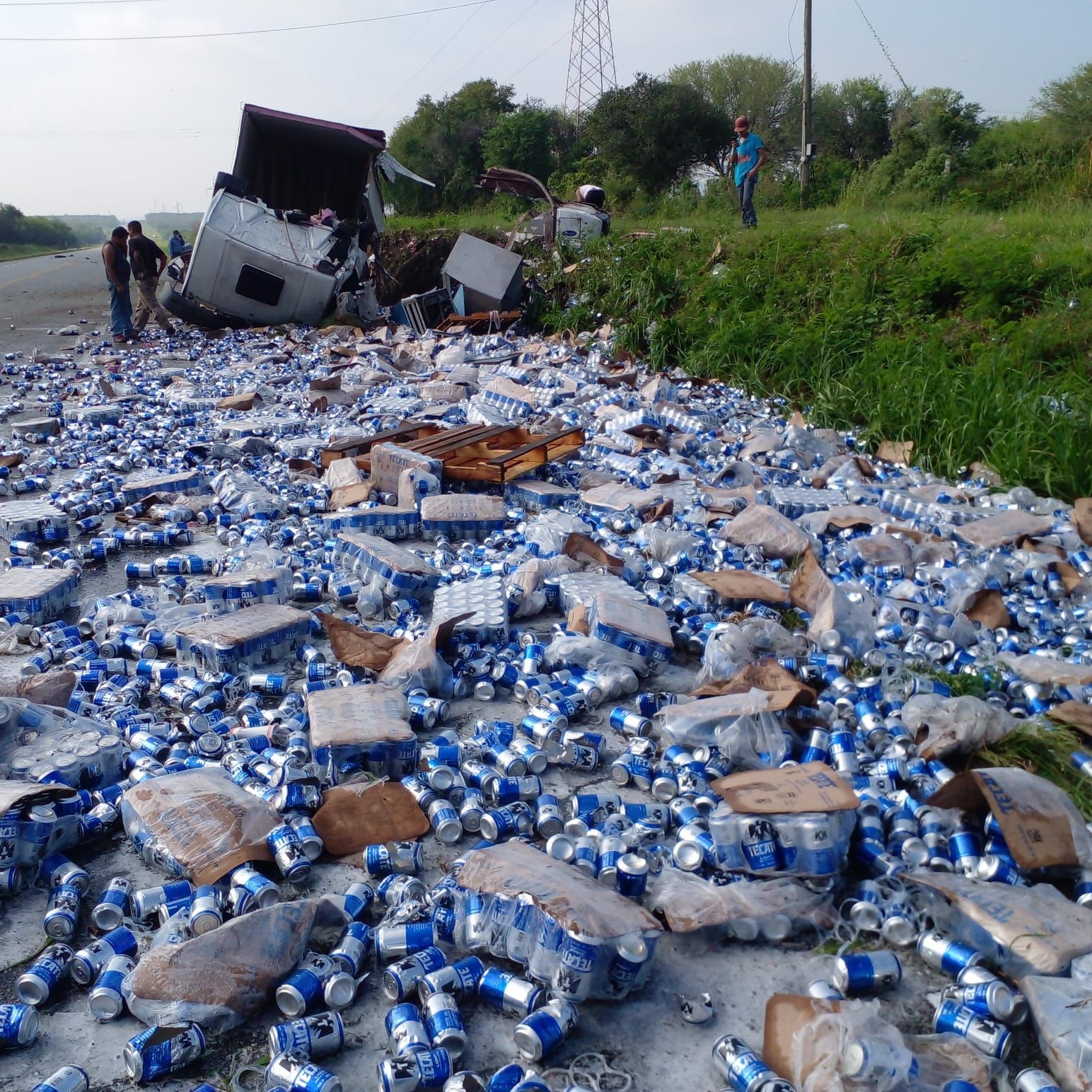 Hacen rapiña de “cheve” tras volcar tráiler