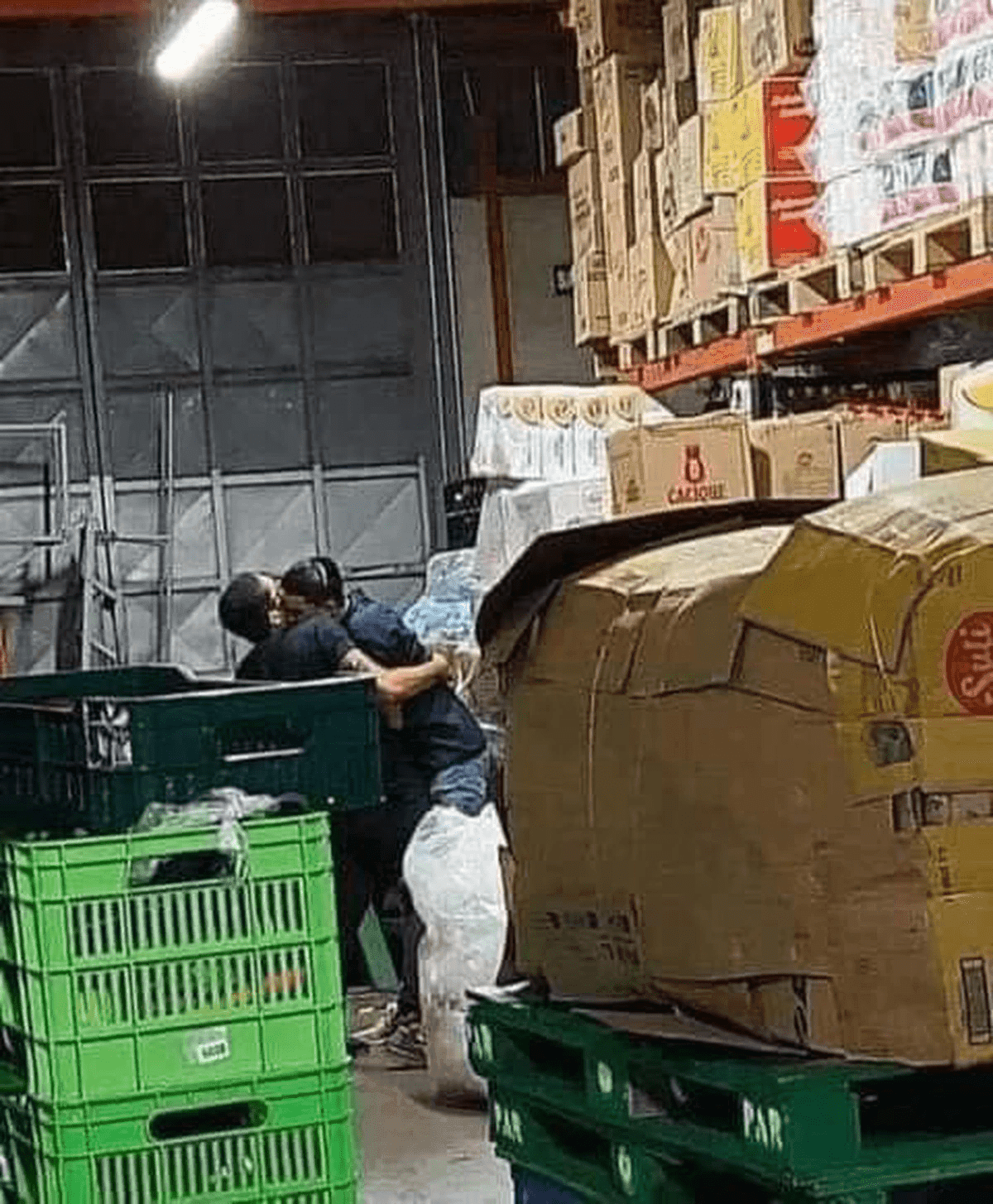 Le deja lonche a marido y lo encuentra “cariñoso” con su amigo