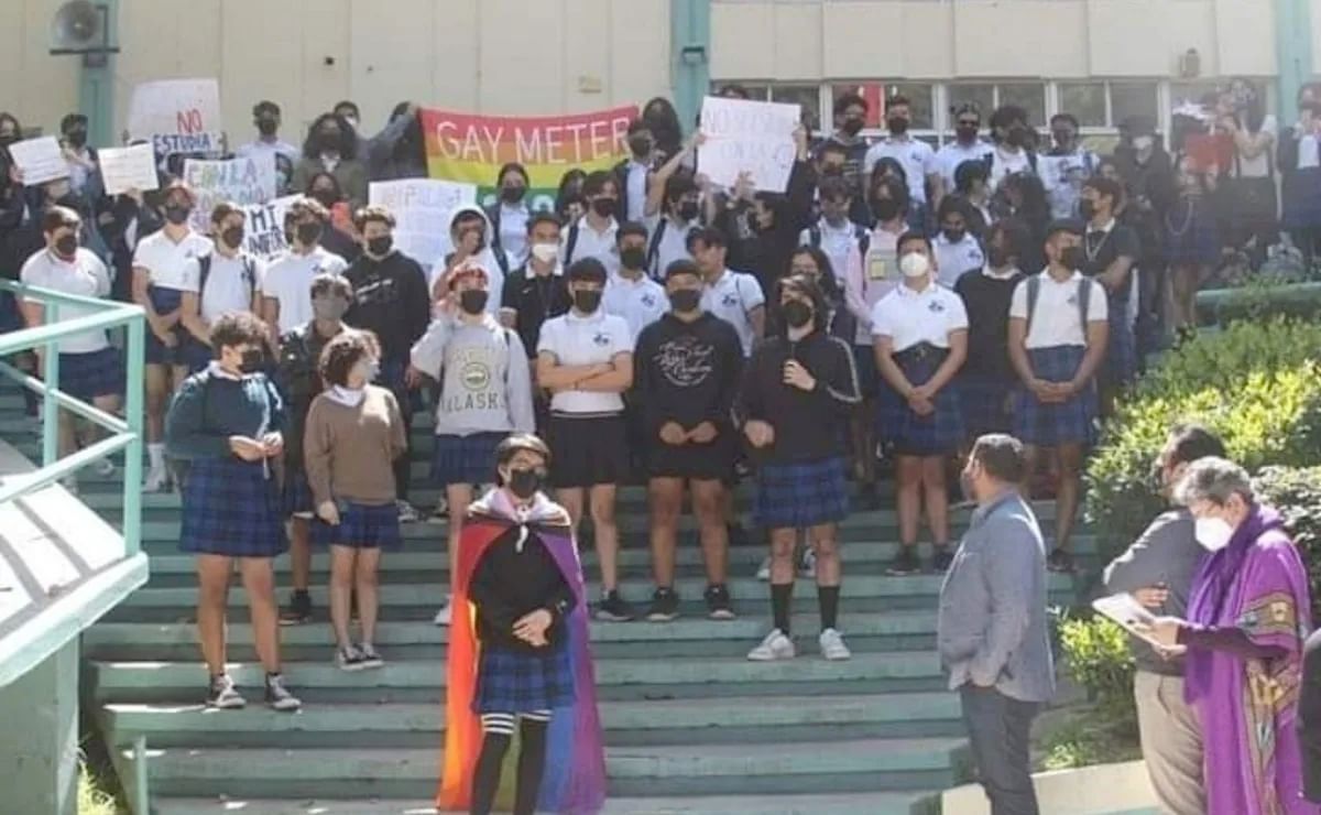 Jóvenes protestan para poder usar falda en la escuela