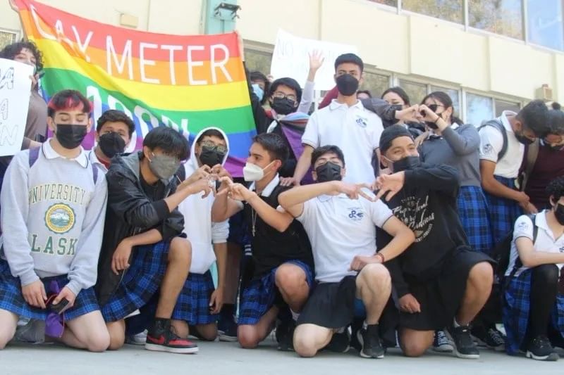 Jóvenes protestan para poder usar falda en la escuela