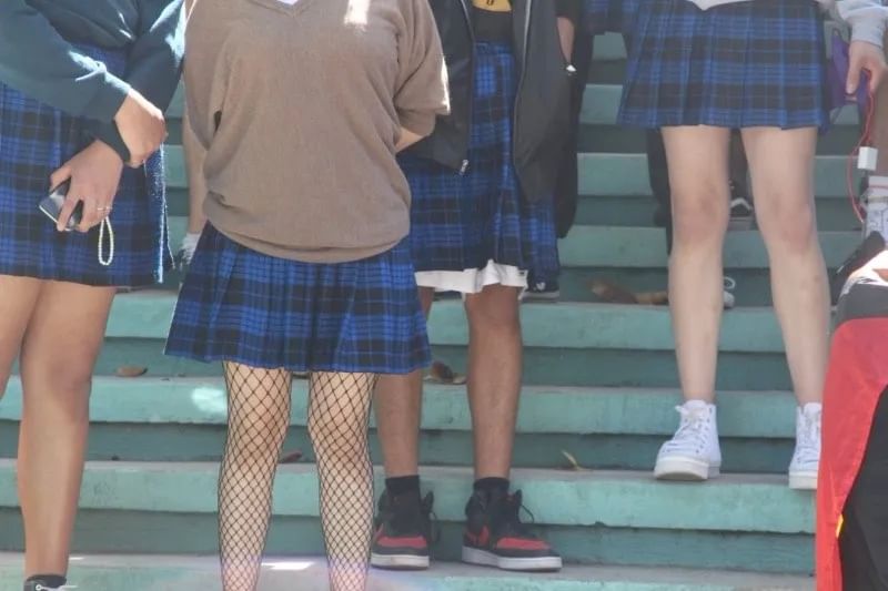 Jóvenes protestan para poder usar falda en la escuela