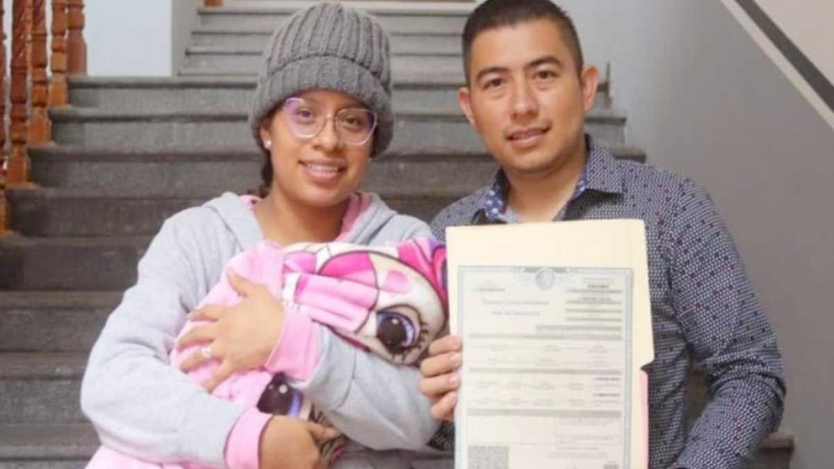 Padres registran a su bebé con el apellido materno primero