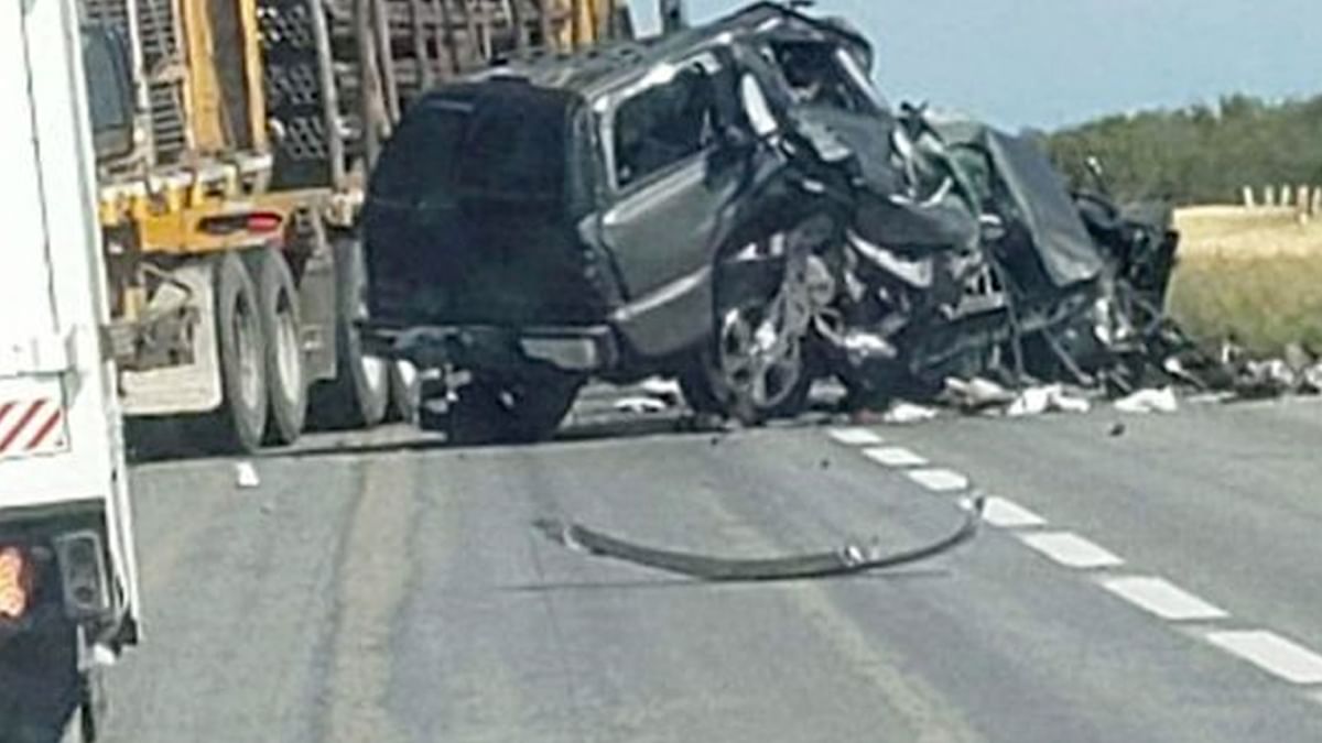 El hombre murió prensado al chocar contra tráiler en la carretera ...