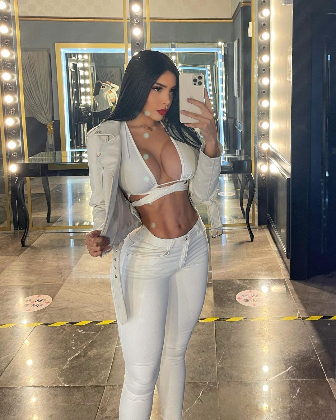 Ennid Wong Hombres ofrecen dinero para tener una “cita” con la modelo