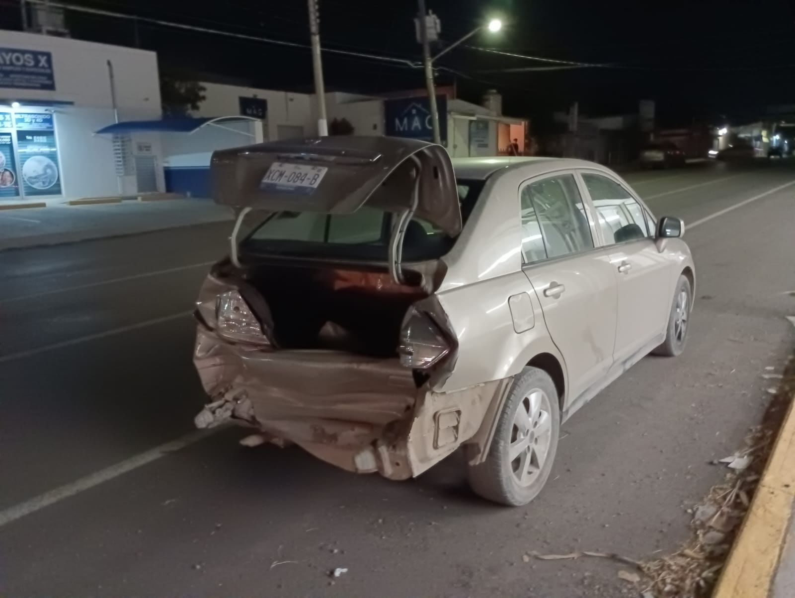 Ebrio conductor choca y huye en contra