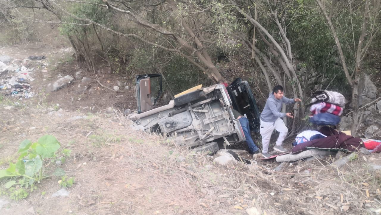 Camioneta se queda sin frenos y acaba en un barranco, en la carretera ...