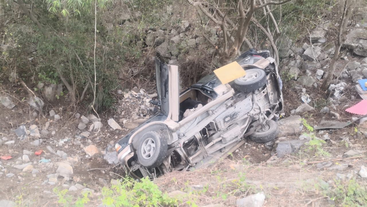 Camioneta se queda sin frenos y acaba en un barranco, en la carretera ...