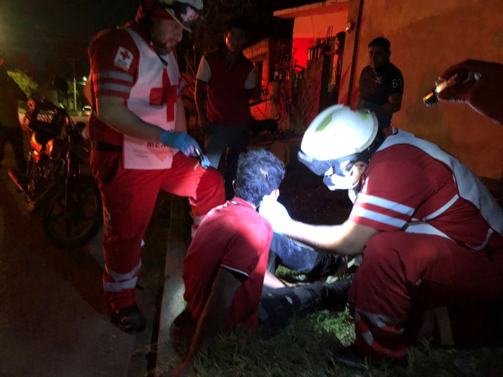 Motociclista se encuentra entre la vida y la muerte en Ciudad Victoria
