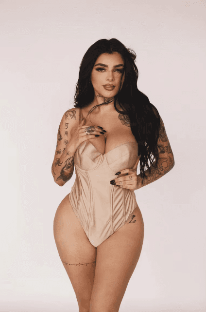 Una sesión fotográfica en lencería y una reveladora entrevista conforman la participación de Karely en la ediicón