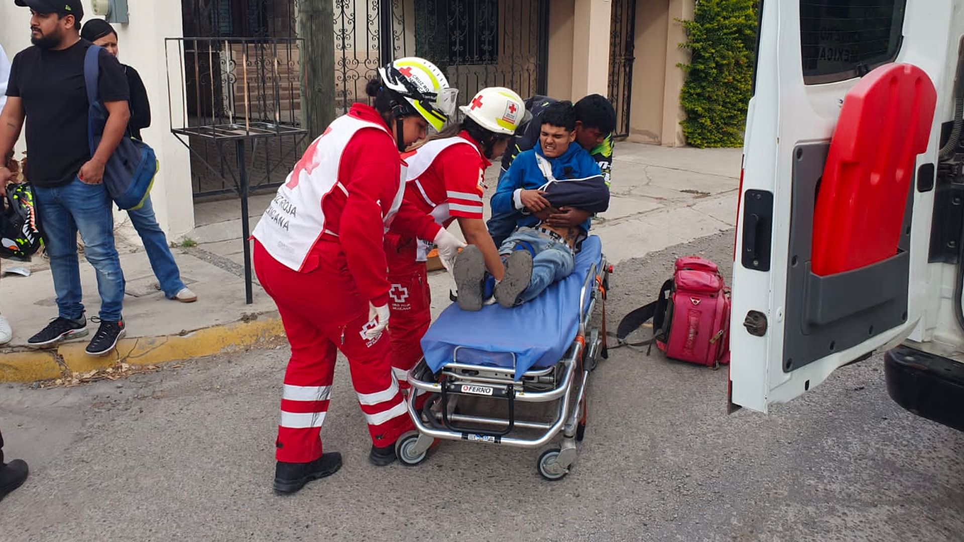 Choca motociclista y acaba en el hospital