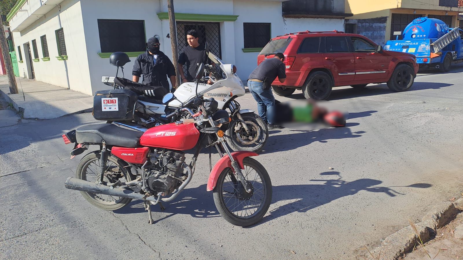 Se pasa el alto y lesiona a motociclista