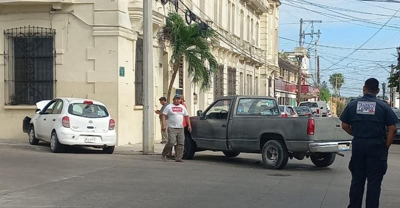 Choca con camioneta y se proyecta contra casa