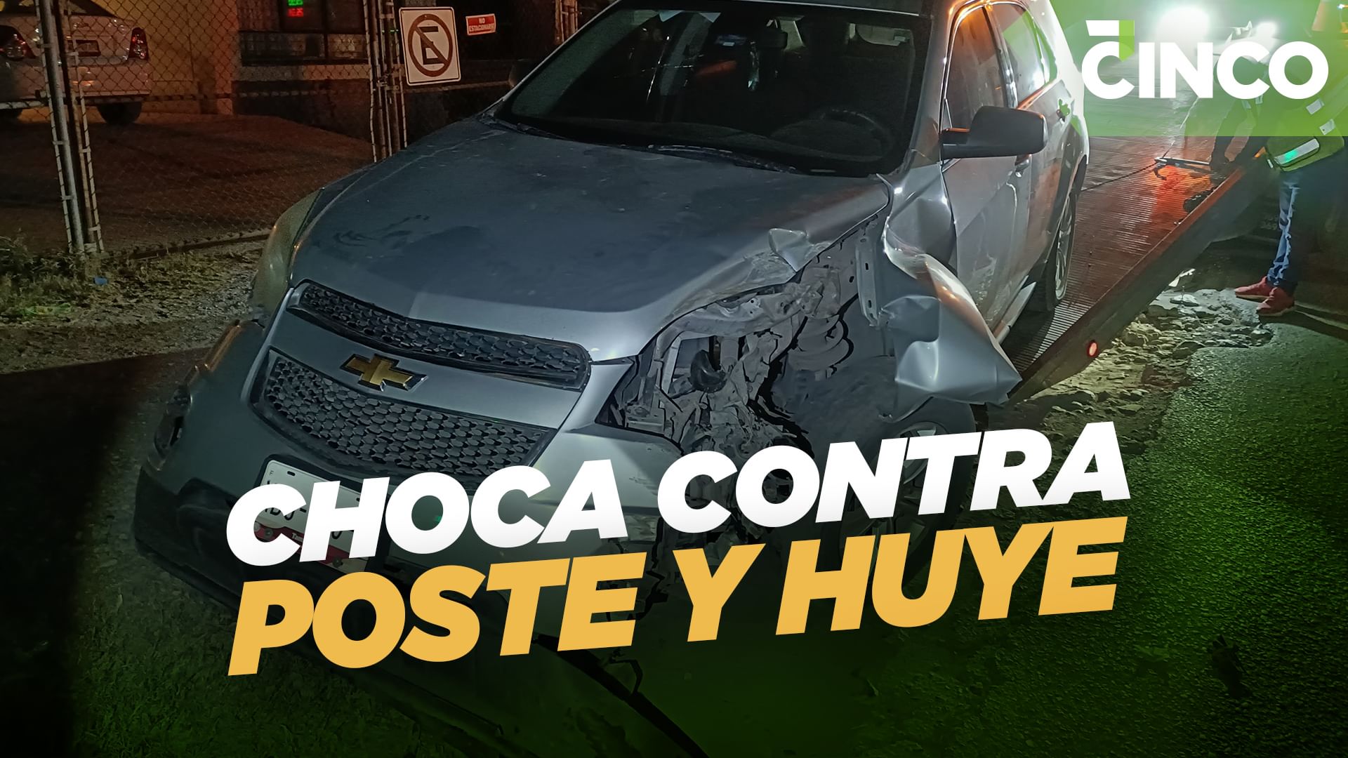 Choca contra poste y huye