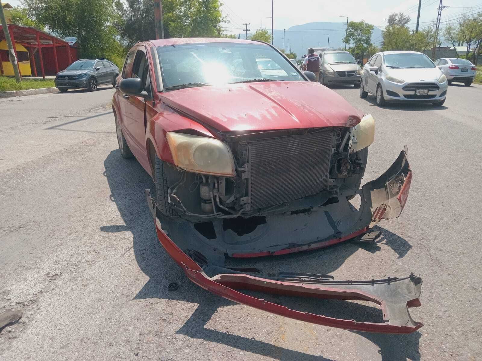Conductor se pasa el alto y choca contra carro de regio