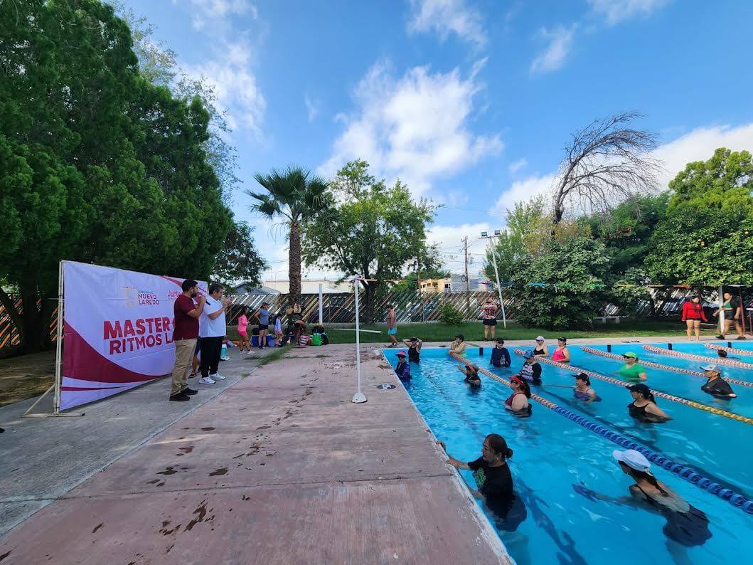 BAILAN AL RITMO DEL VERANO EN LA ALBERCA DE LA UNIDAD DEPORTIVA