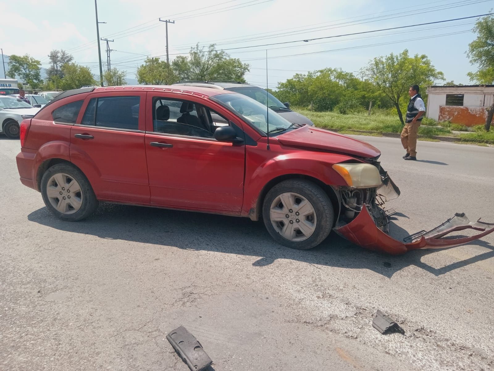 Conductor se pasa el alto y choca contra carro de regio