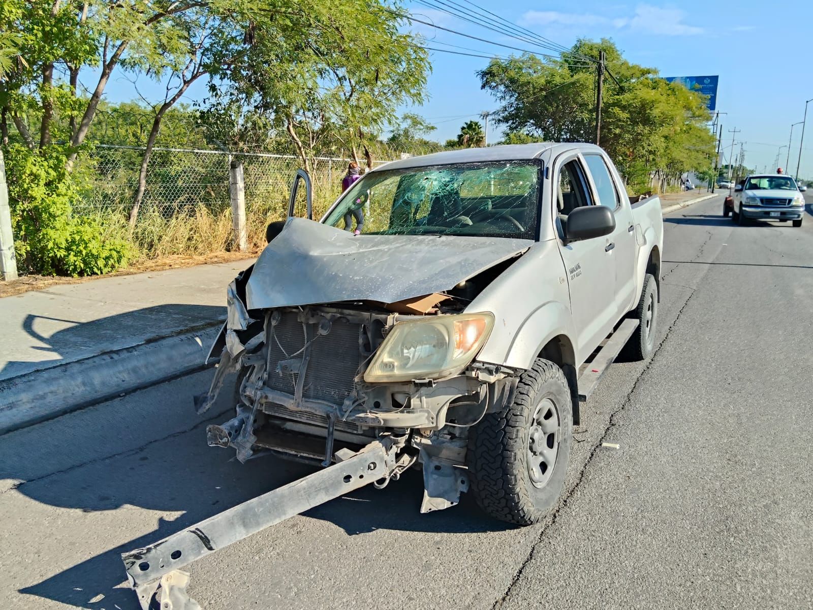 Estrella su camioneta contra poste y escapa
