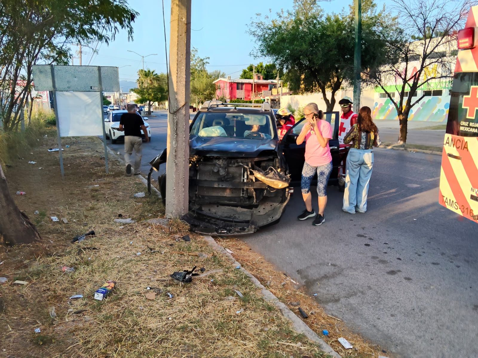 Mujer herida al estrellar camioneta contra poste