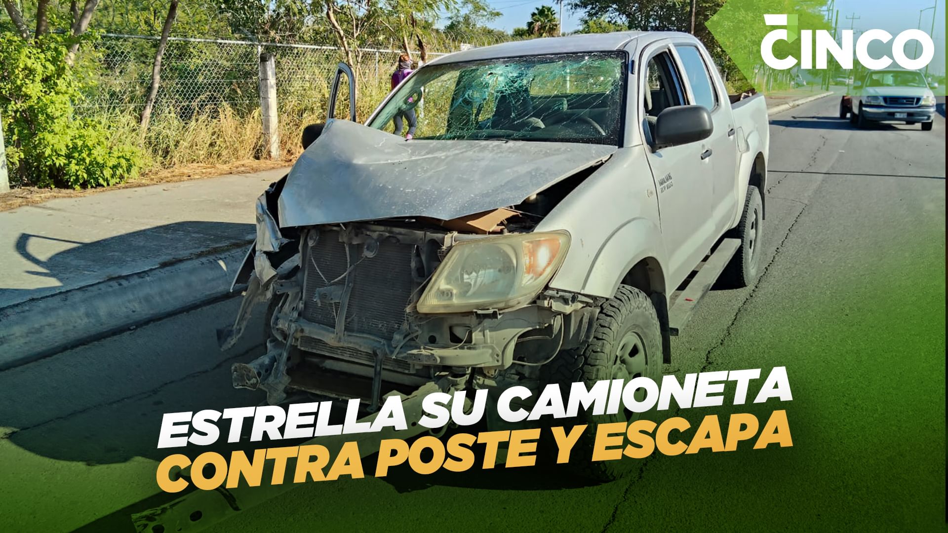 Estrella su camioneta contra poste y escapa