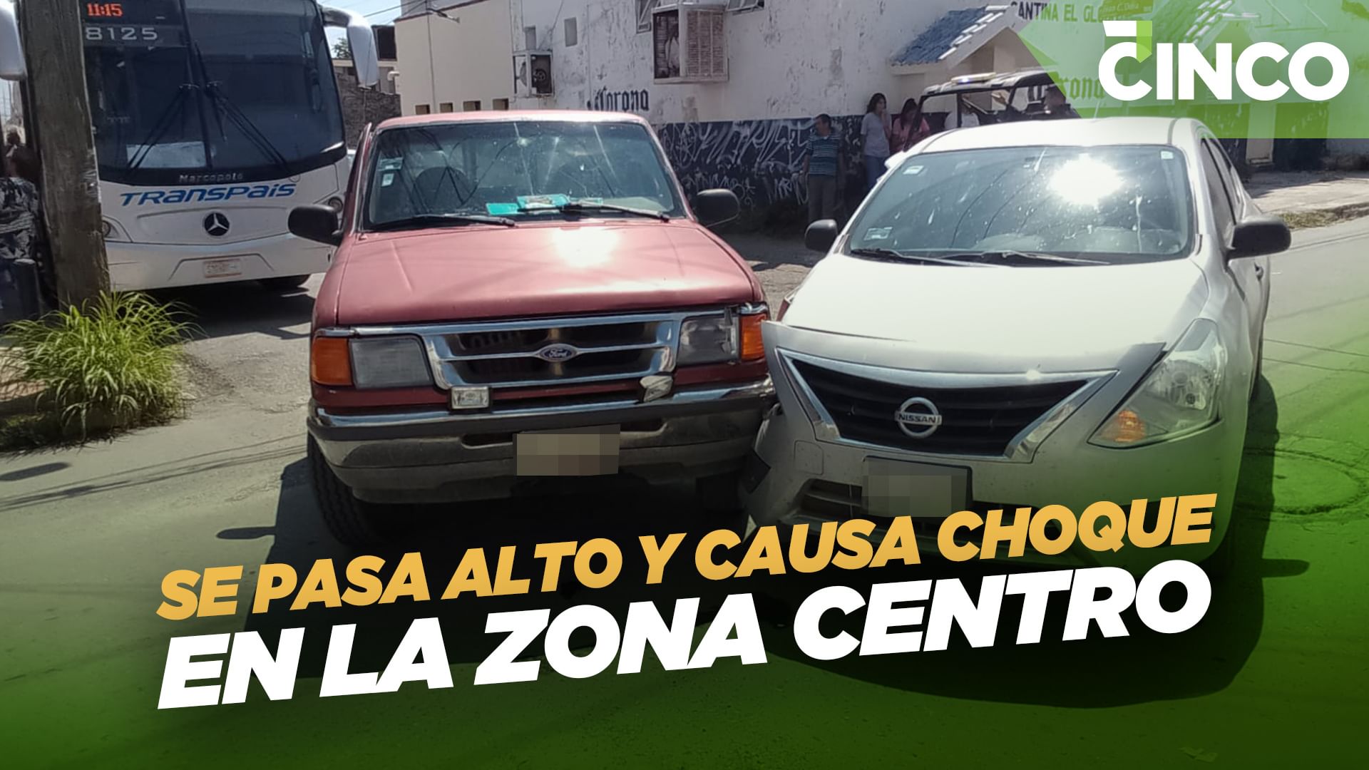Se pasa alto y causa choque en la zona centro