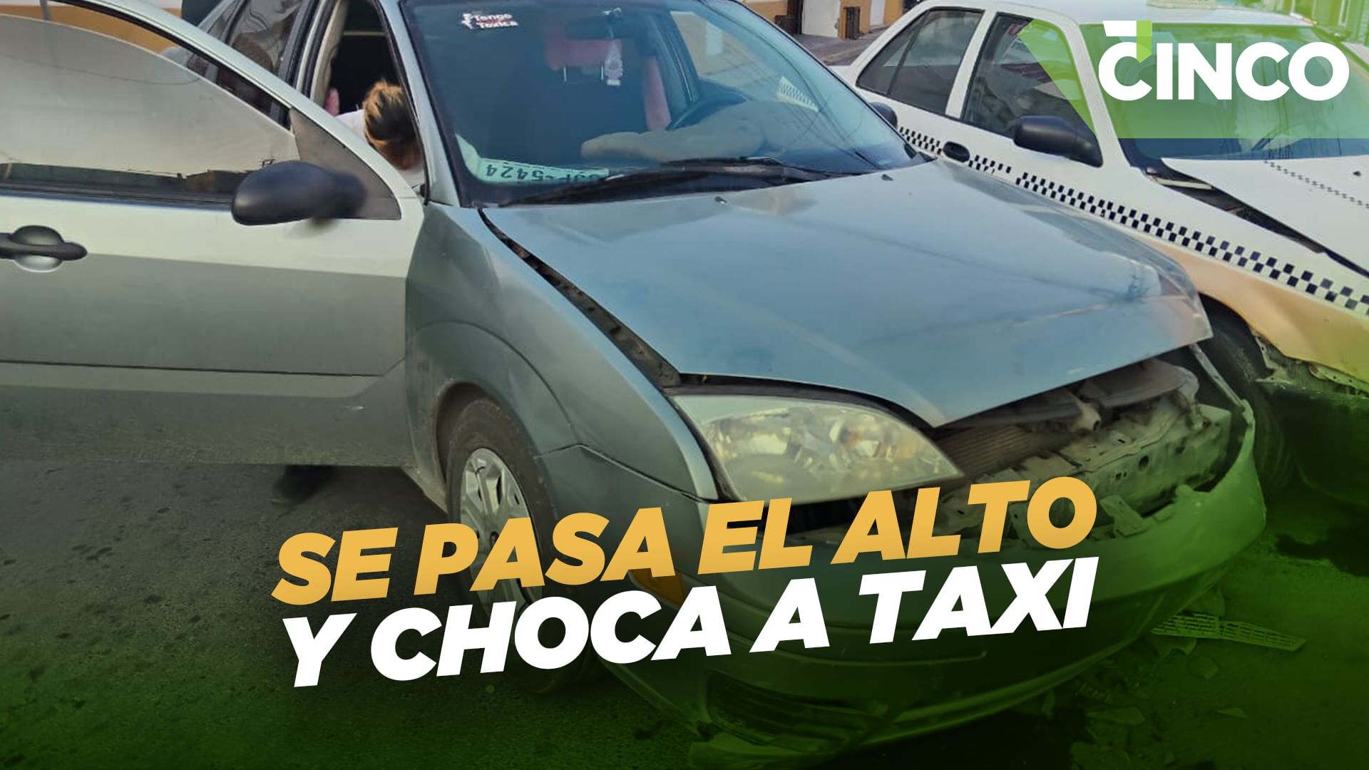 Se pasa el alto y choca a Taxi