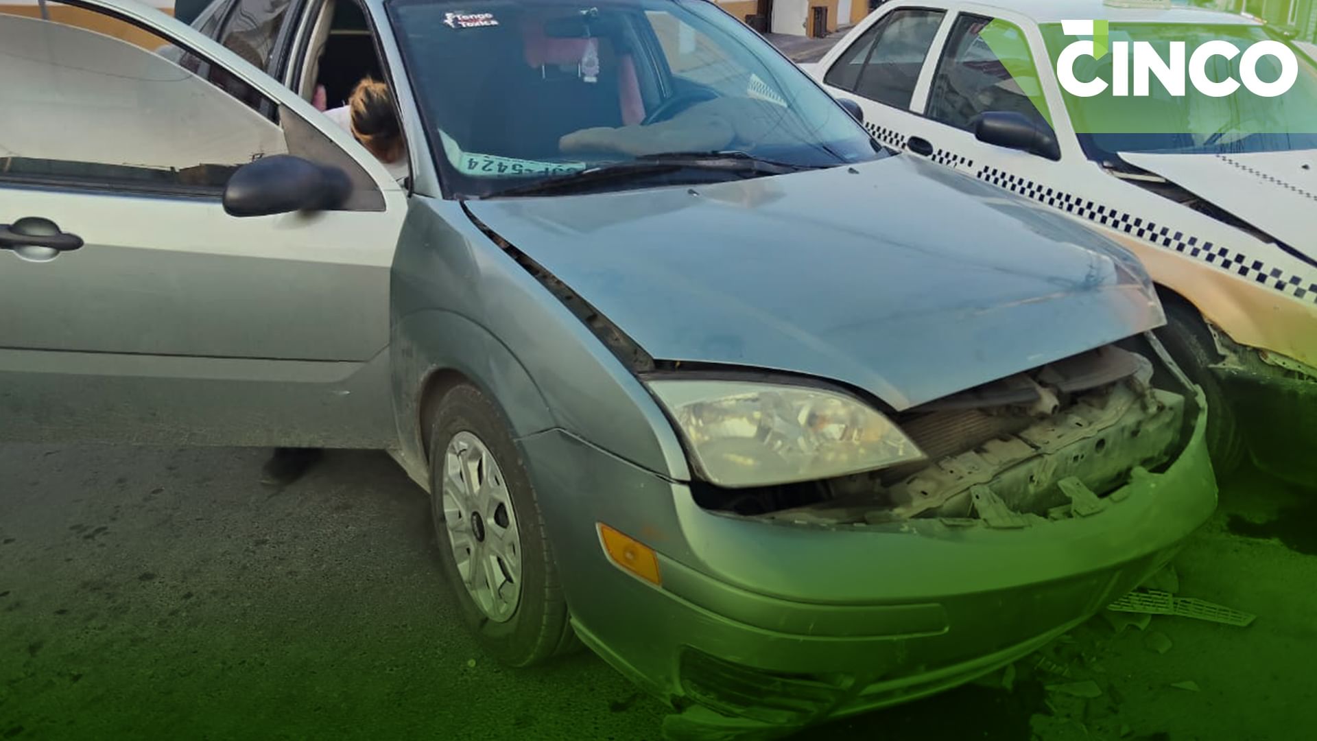 Se pasa el alto y choca a Taxi