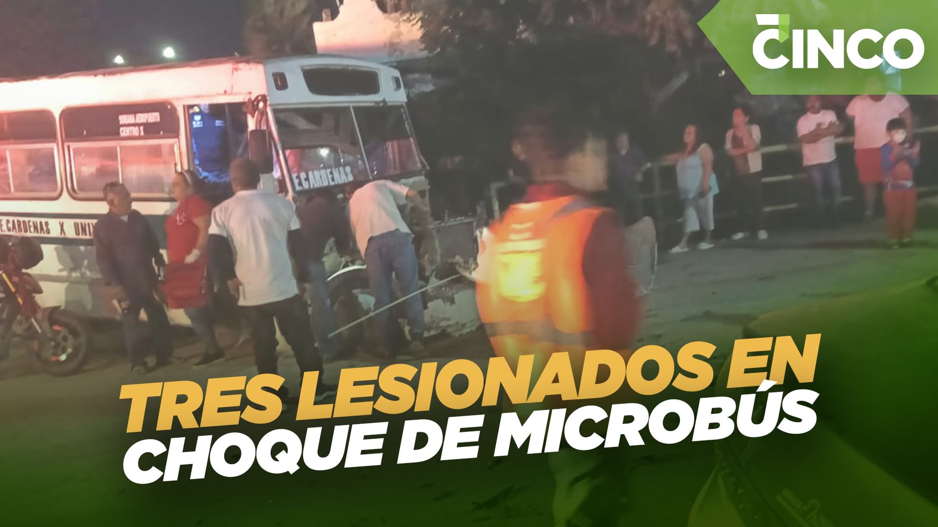 Tres lesionados en choque de microbús