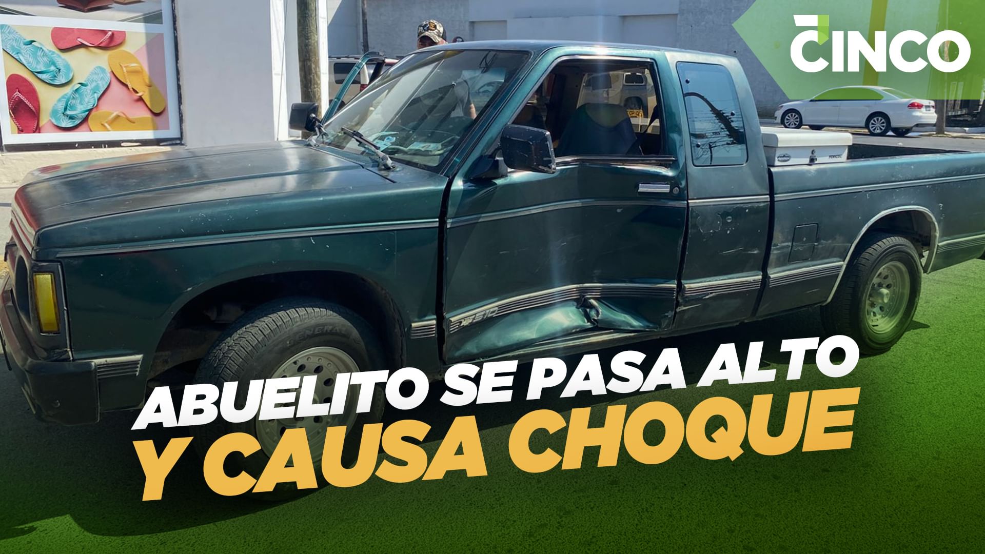 Abuelito se pasa alto y causa choque