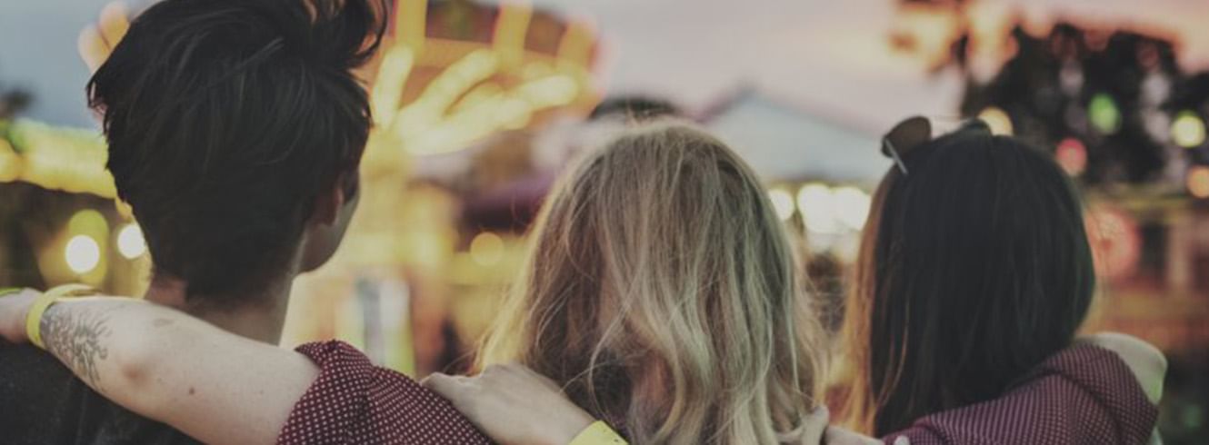 Mínimo, cuatro abrazos al día para ser felíz