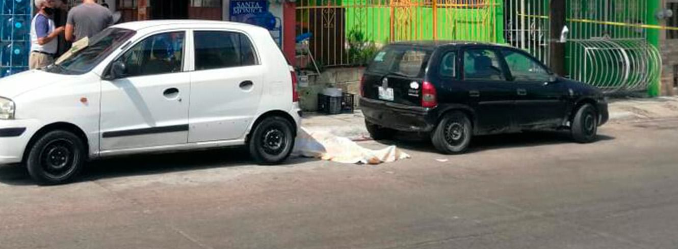 Muere al electrocutarse y caer de un segundo piso