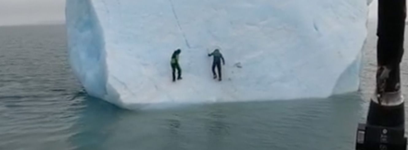 Escalaban un iceberg y se les cae encima