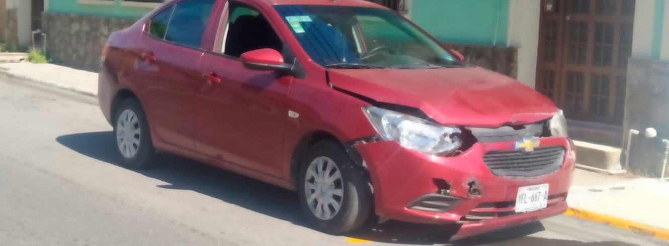 Se pasa la luz roja del semáforo y provoca choque en la zona centro